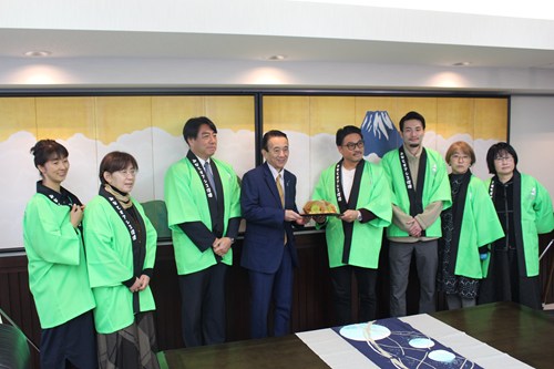静岡県知事へ「沼津あじフライたるたるサンド」受賞報告